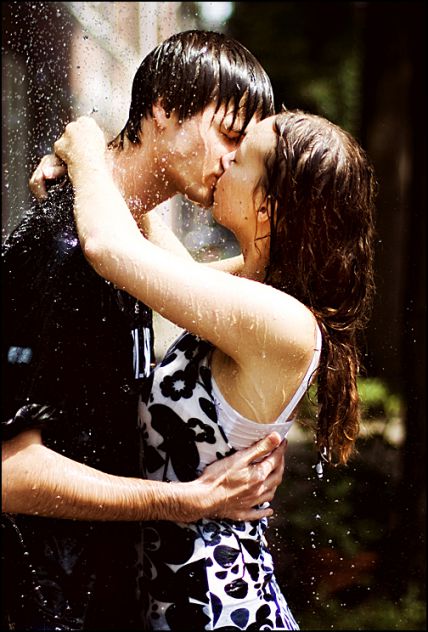 kiss in rain :$