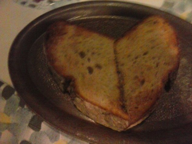 to je narejeno iz kruha v obliki srca