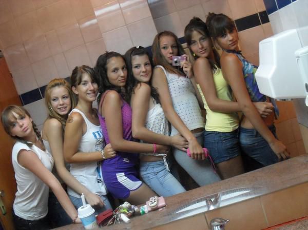mal smo gužvo delal na wc-ji..HAHA: D am od leve proti desni: Maša(moja ses3ca) Tajda,Lola,Vesna,Lara,Laura,Katja,Kaja..mene ni tle