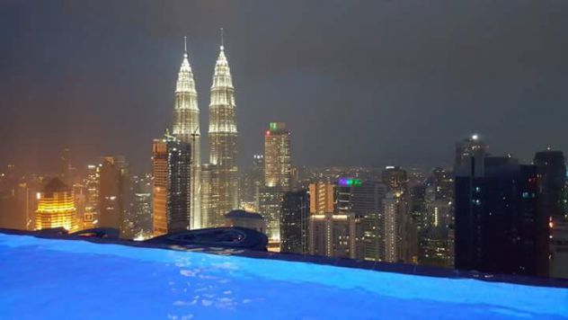 Bazen na vrhu hotela v Kuala Lumpurju