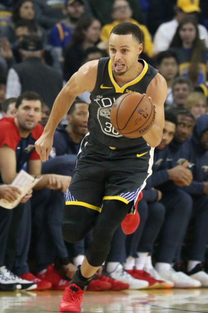 CURRY na tekmi NO vs. GS je Curry postavil NBA rekord in sicer 13 trojk od 17 v eni tekmi.