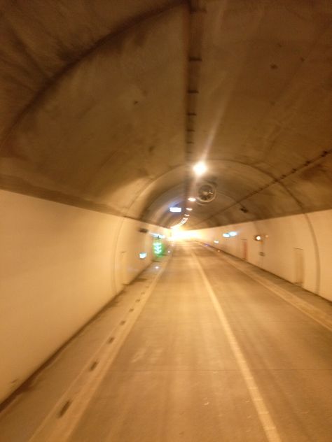 Nočno življenje v tunelu