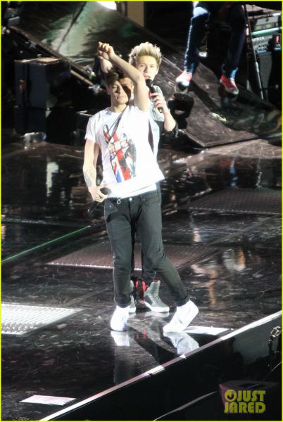 take me home tour #18 Niall and Louis dancing