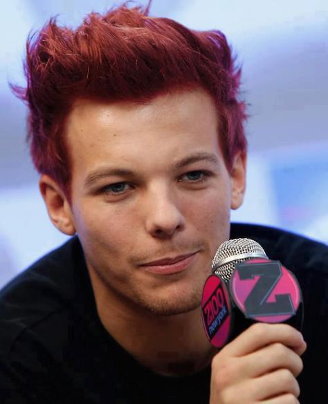 Louis se je pobarval na rdečo za dobrodelne namene 15.3.2013