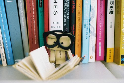 Robotek bere knjigo