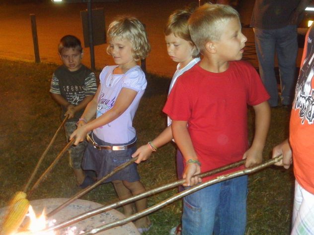 janišperska noč otroci pri učenju pečenja koruze