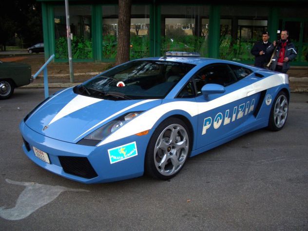 hitri italijanski policijski avto