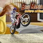 Motociklist s čelado vozi po papirjih in knjigah ob skodelici kave na naslovnici igre Bike Mania 4 micro office