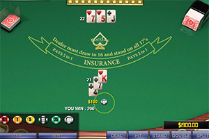 Zaslon spletne igre blackjack z zeleno mizo, kartami in žetoni za igro