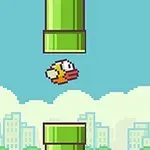 Ptica, ki leti med zelenimi cevmi v igri Flappy Bird z ozadjem mestne pokrajine