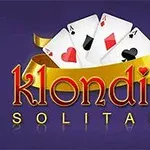 Napis Klondike Solitaire z igralskimi kartami in zlatim trakom na vijoličnem ozadju