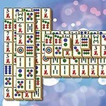 Igra mahjong z razporejenimi ploščicami na modrikastem ozadju z bleščečimi efekti