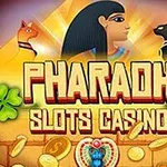 Egiptovski slog igralni avtomat s simboli kot so kovanci, štiriperesna deteljica in mačke, ob naslovu Pharaoh Slots Casino