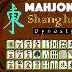 Zaslonska slika igre Mahjong Shanghai Dynasty z vrsticami pisanih igralnih ploščic