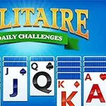 Zaslonska slika igre Solitaire z naslovom Daily Challenges in kartami razporejenimi na igralni površini