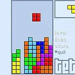 Zaslon klasične igre Tetris z barvnimi bloki in statistiko igre