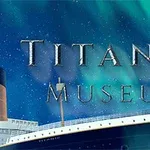 Plakat muzeja Titanic z upodobljeno ladjo in severnim sijem v ozadju