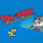 Tom in Jerry na modrem ozadju z naslovom Mouse Maze - Tom leži in opazuje Jerryja, ki teče