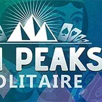 Logotip igre Tri Peaks Solitaire z modrim ozadjem, belimi vrhovi gora in obrazom ženske