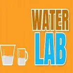 Logotip Water Lab z ilustracijo merilnih posod z vodo na oranžnem ozadju